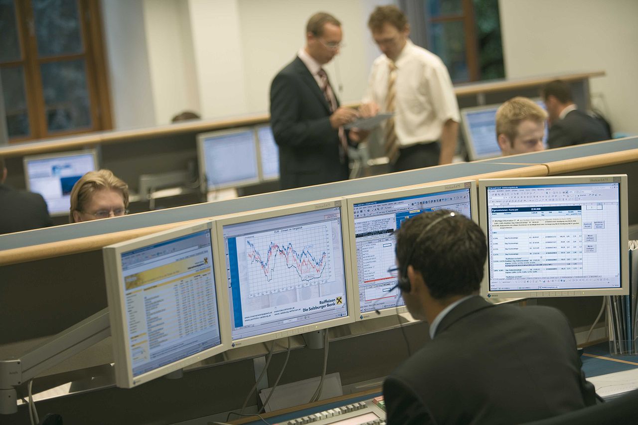 Data analyst at work. Photo: Raiffeisenverband Salzburg, https://commons.wikimedia.org/wiki/File:RVS_Handelsraum.jpg