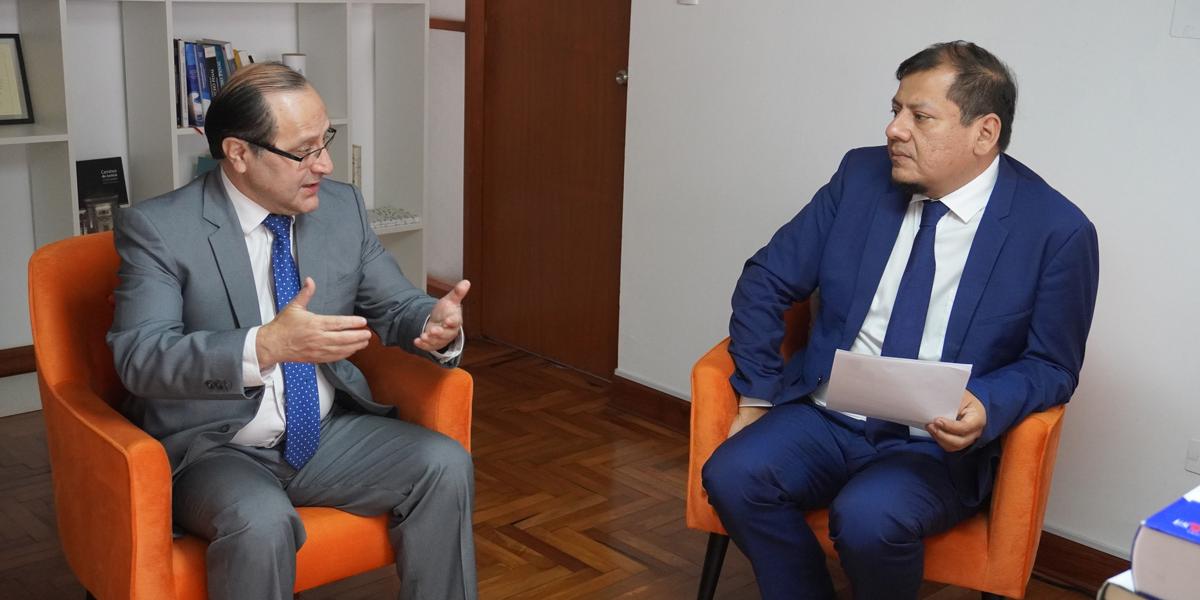 Prosecutor Hamilton Castro (left) discusses the Malca Villanueva case with Oscar Solórzano (right)